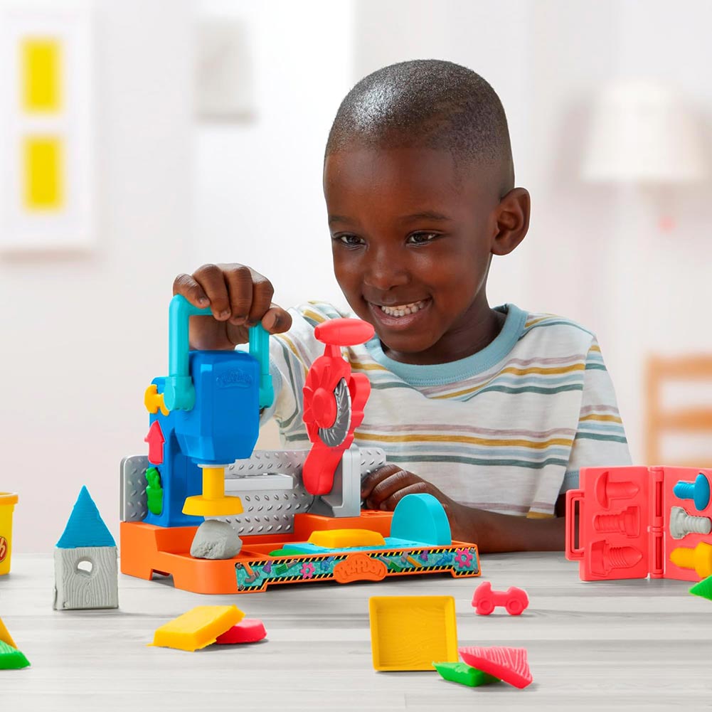 Play-Doh Banco de herramientas para estampar y sierra F9141: Set de masa moldeable - Edad 3+