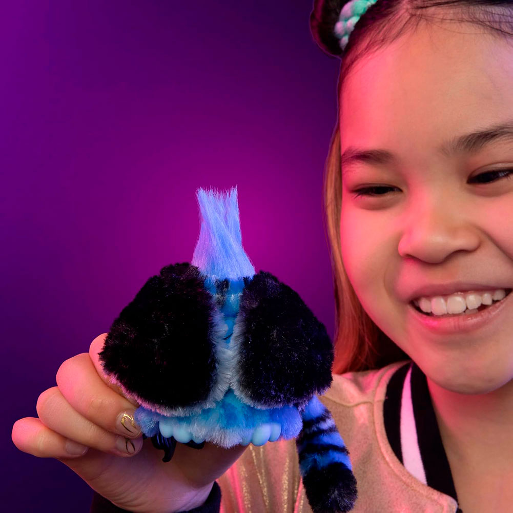 Furby Furblets Derpy Tiger KPop Demon Hunters con tarjeta y clip de llavero