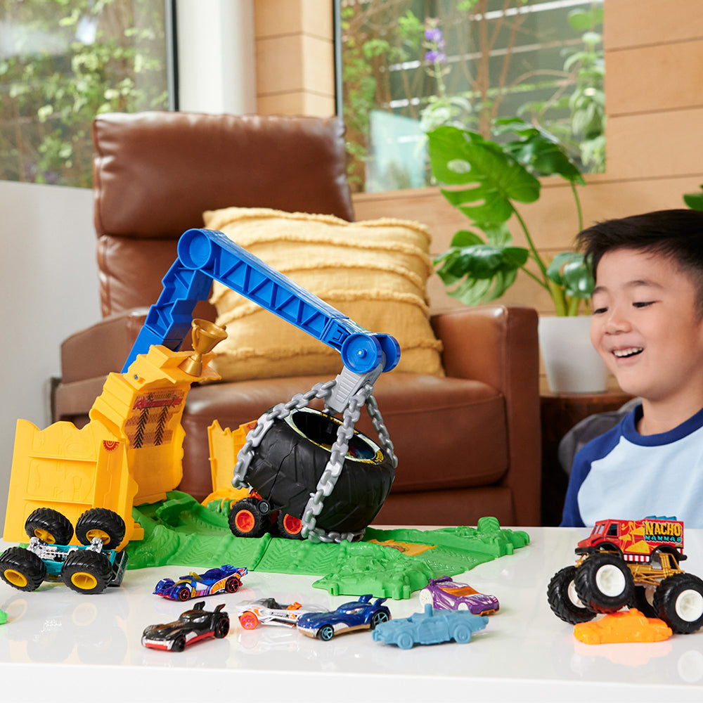 Hot Wheels Monster Trucks Reto en la Selva HTP18: Pista y set de vehículos - Edad 4+
