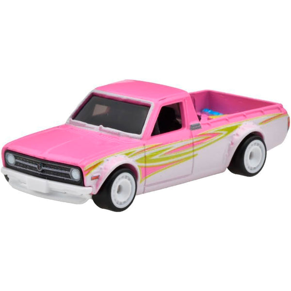 Hot Wheels Collector Cultura Automotriz 1975 Datsun Sunny Truck & Custom '93 Nissan Hardbody: Paquete de 2 Autos Premium 1:64 Metal/Metal con Real Riders - Edad 3+