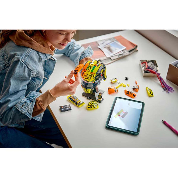 LEGO® Editions Scuderia McLaren: Casco de Lando Norris 43023